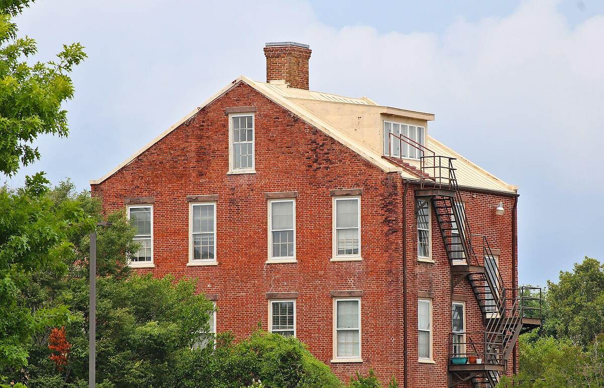 An early twentieth-century masonry office building on a downtown Jacksonville street